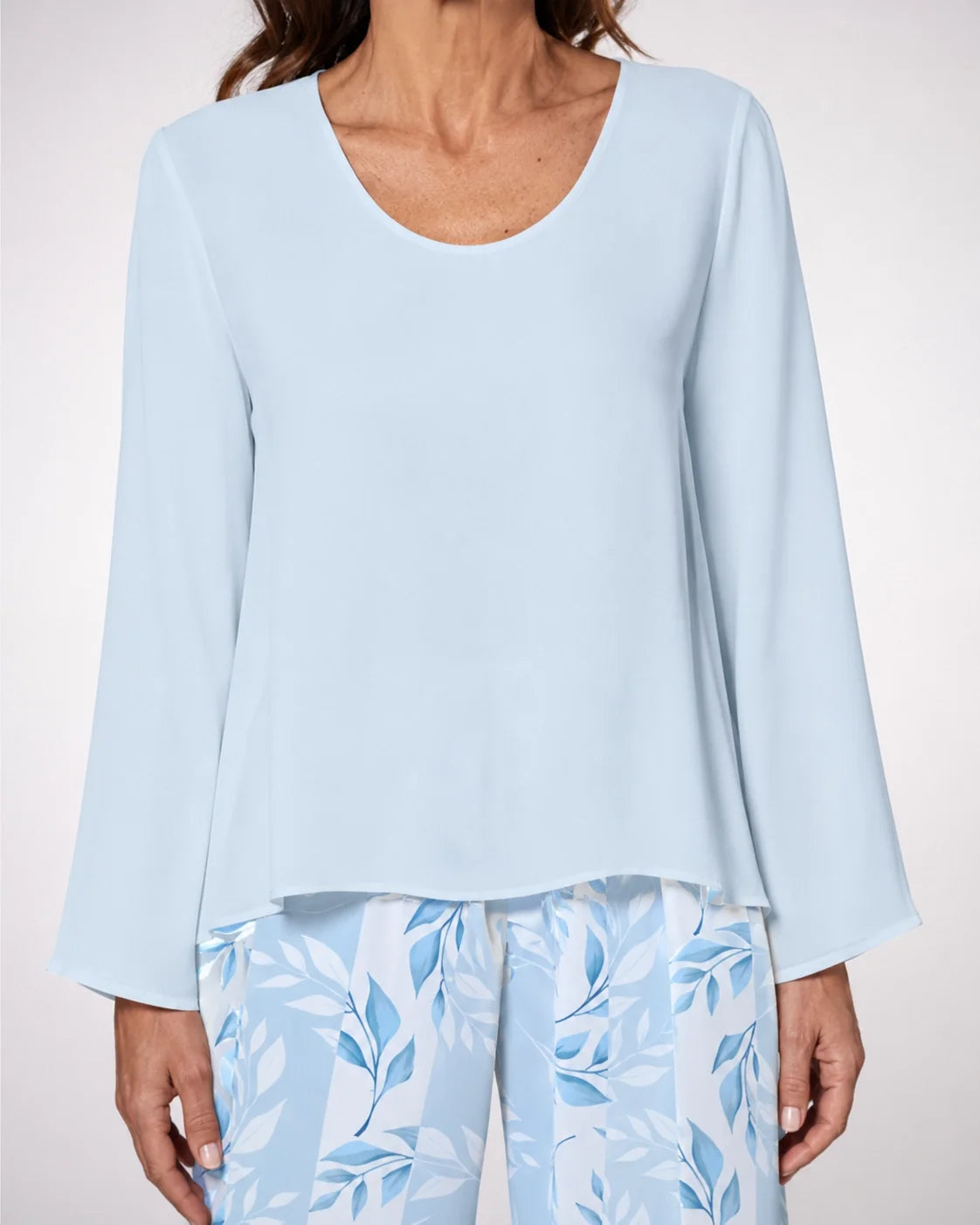 Blusa azul cielo de cuello redondo y pantalón con estampado floral