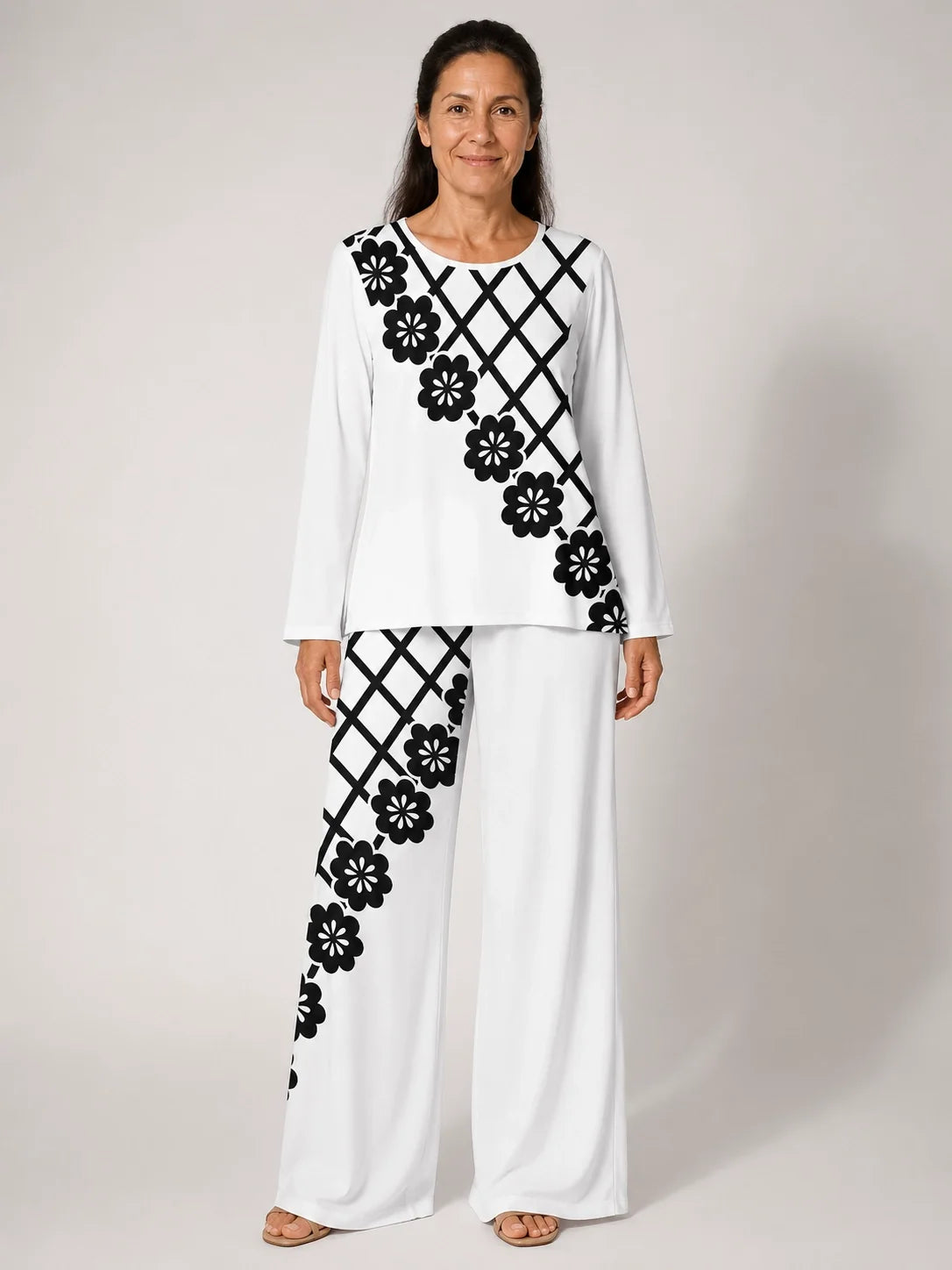 Conjunto blanco de blusa de manga larga y pantalón ancho con flores negras y cuadros