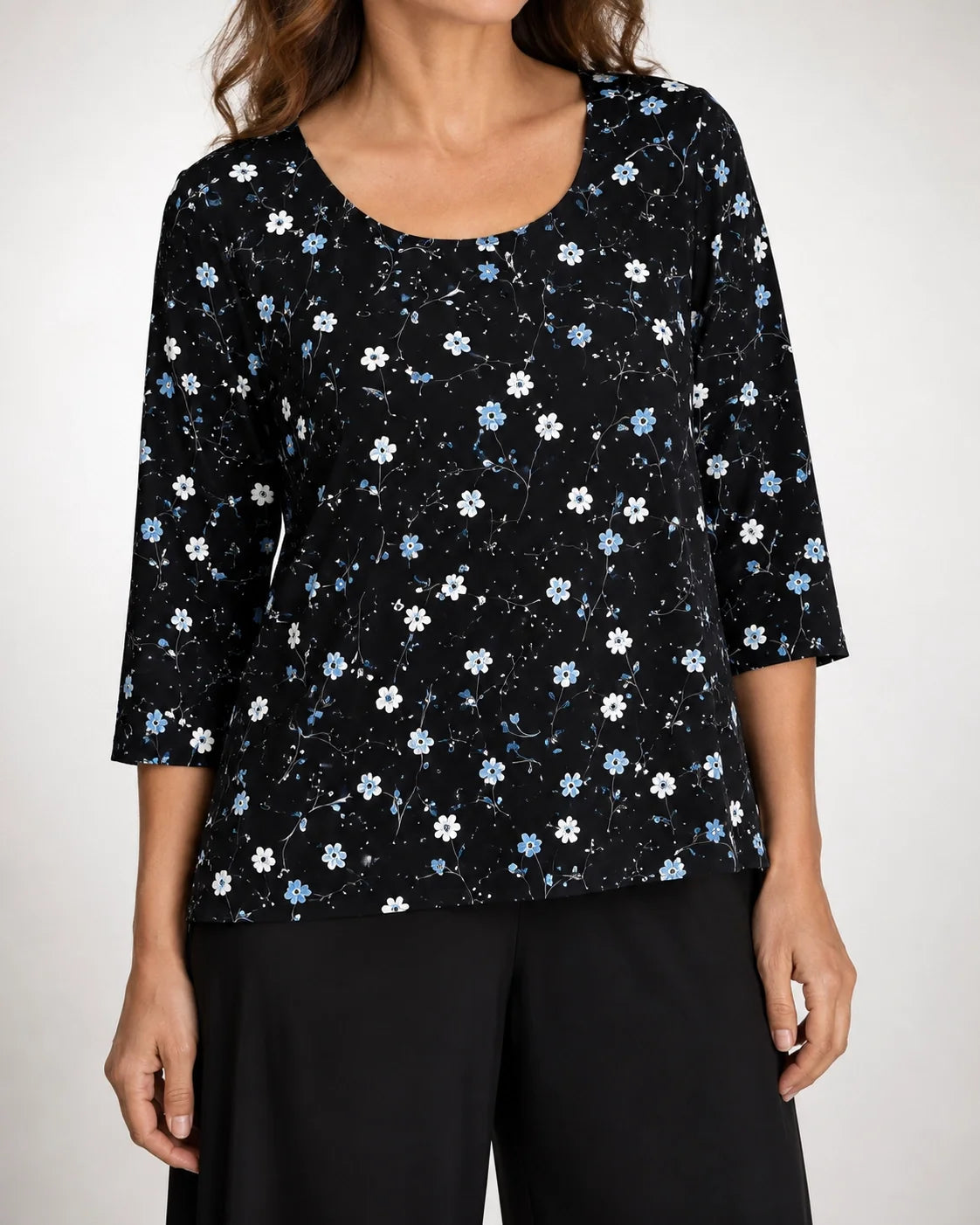 Blusa negra Urbana™ con estampado floral azul y blanco, manga 3/4, cuello redondo