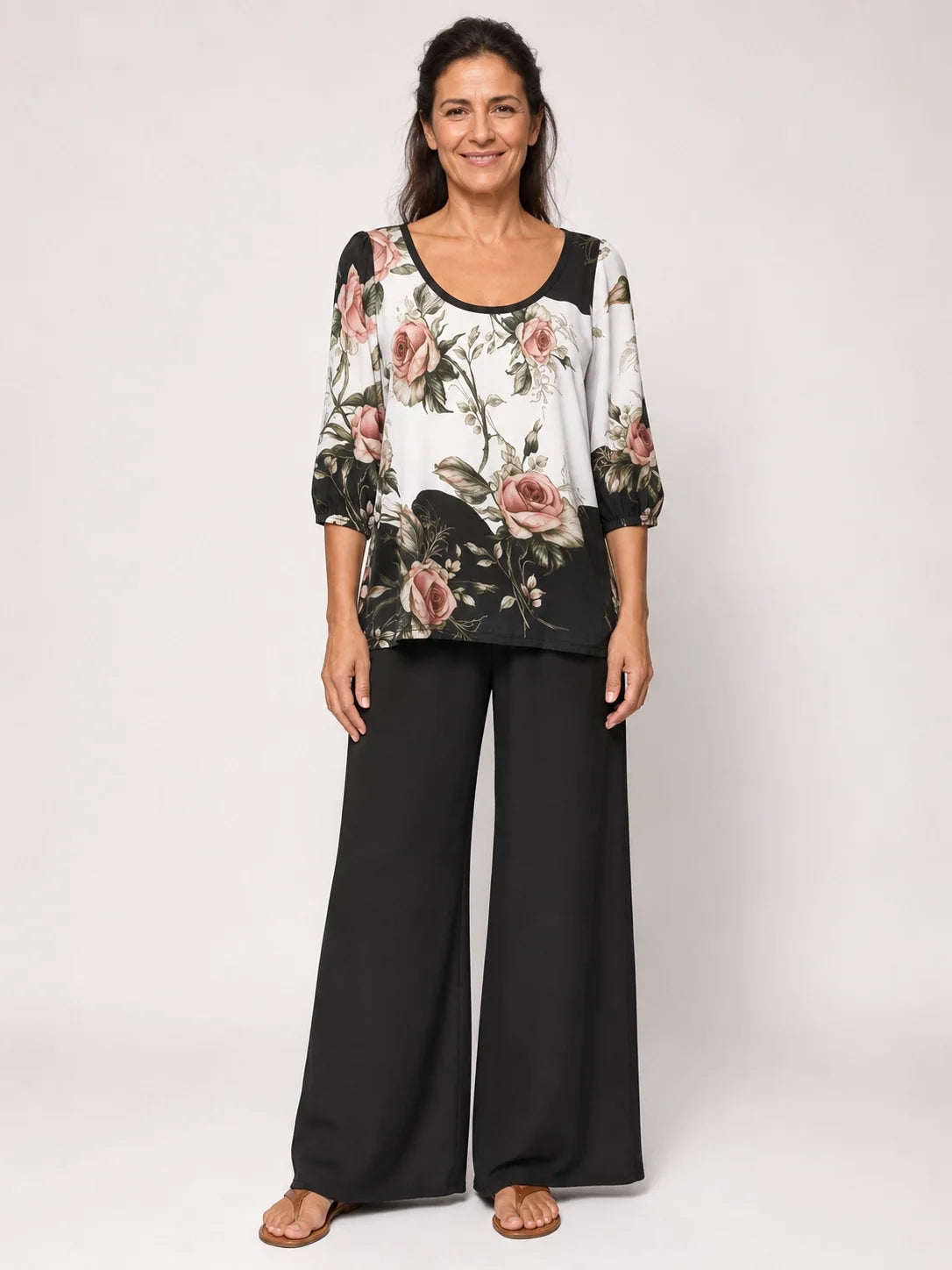 Conjunto de blusa floral con pantalón ancho negro, escote redondo y mangas 3/4