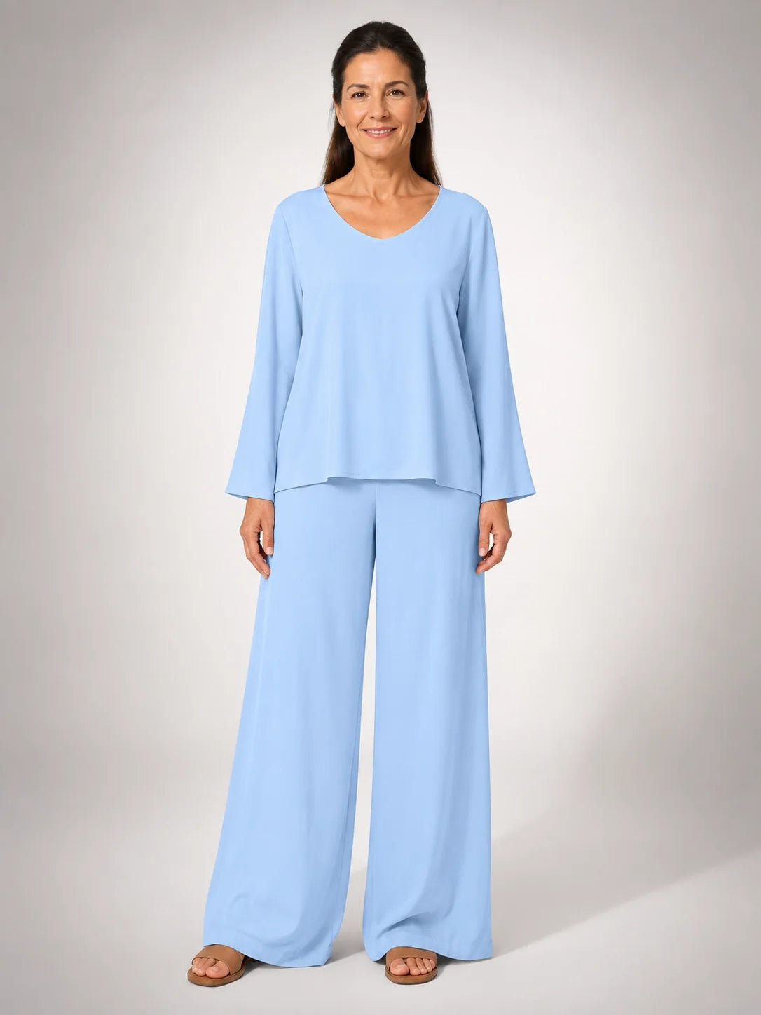 Conjunto azul claro: blusa holgada de cuello barco y pantalón de pierna ancha