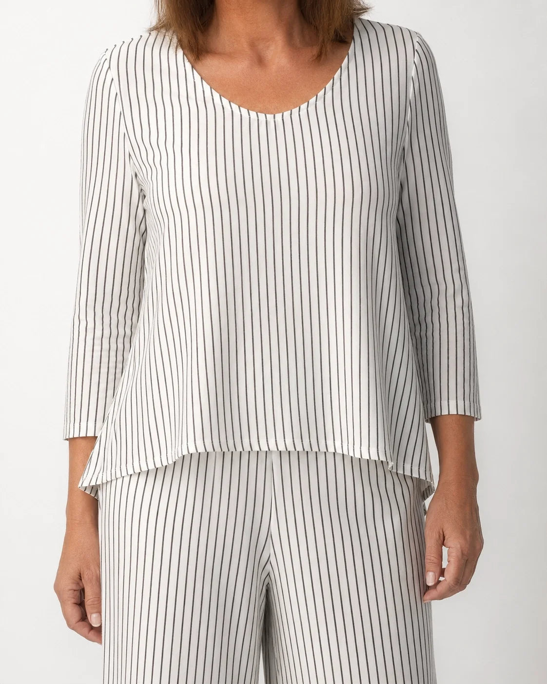 Blusa de rayas con cuello redondo y manga 3/4, con pantalón de pierna ancha