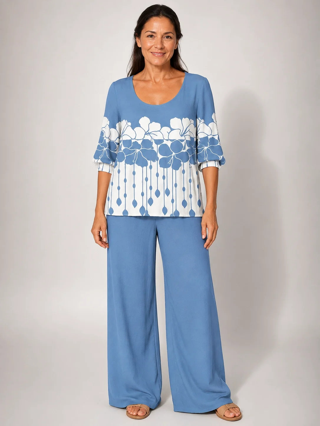 Conjunto: blusa azul estampada floral blanca y pantalón ancho azul
