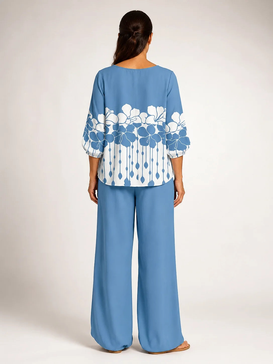 Conjunto blusa azul con flores blancas en la espalda y pantalón ancho azul