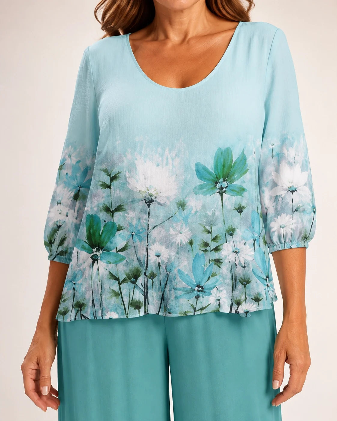 Blusa verde salvia con estampado floral azul y mangas globo