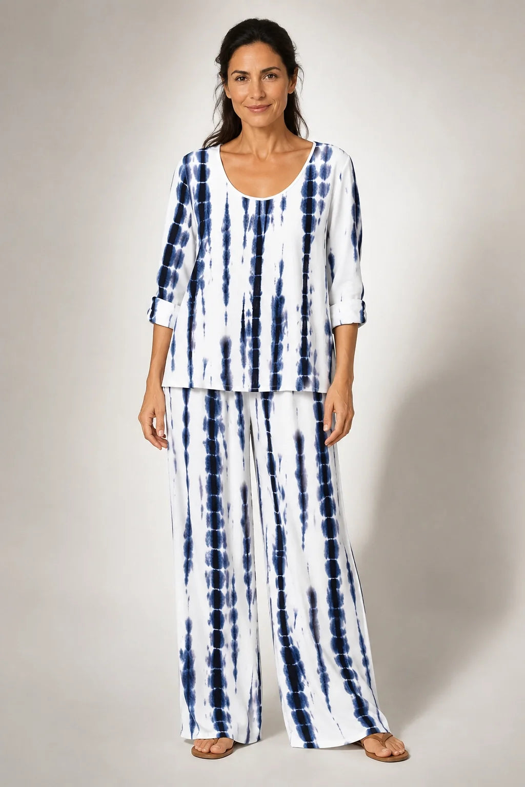 Conjunto Bernarda™ de blusa y pantalón con rayas y manchas azul marino sobre blanco