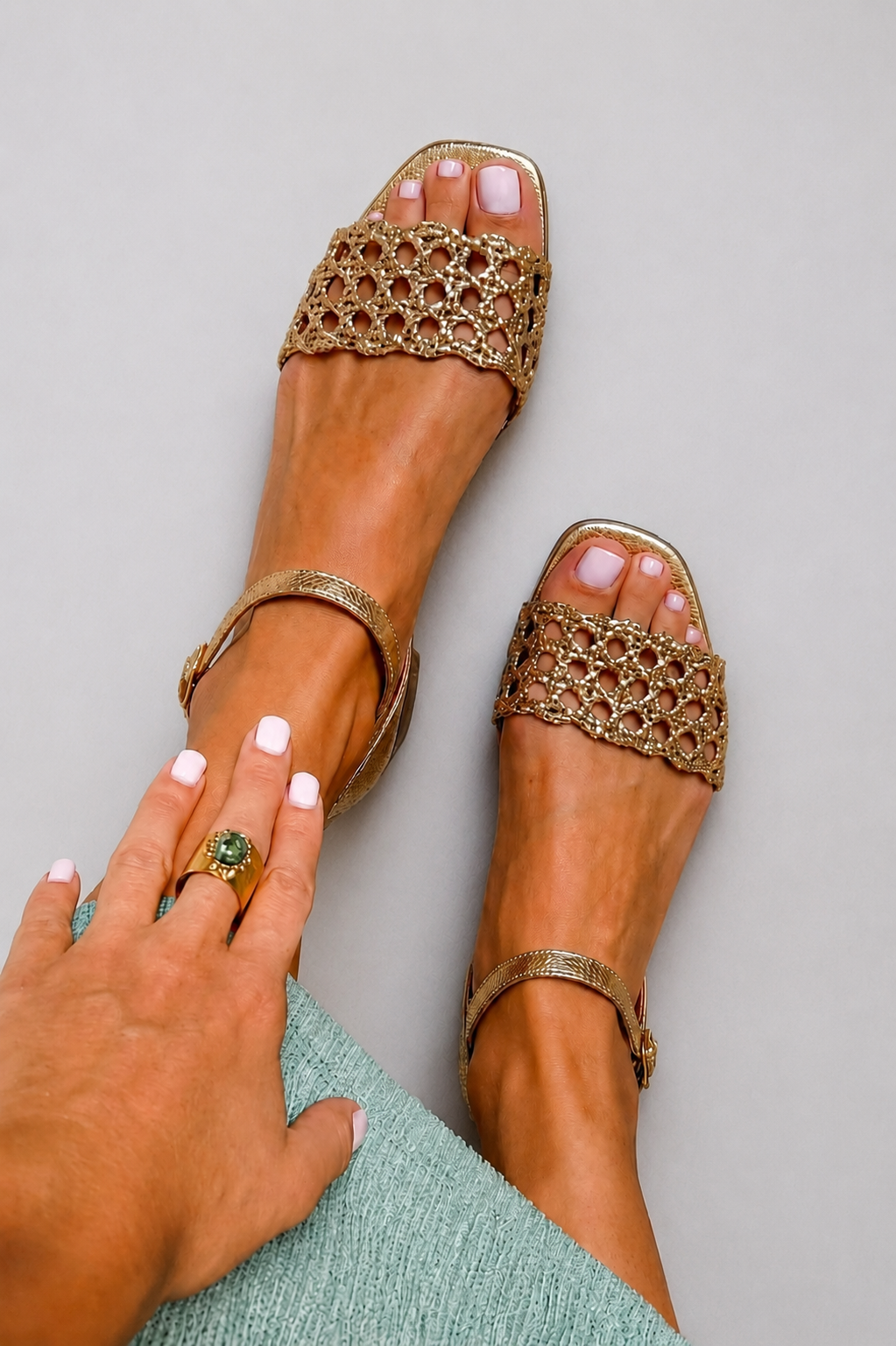 Sandalias doradas caladas de punta abierta con pulsera de tobillo y suela plana