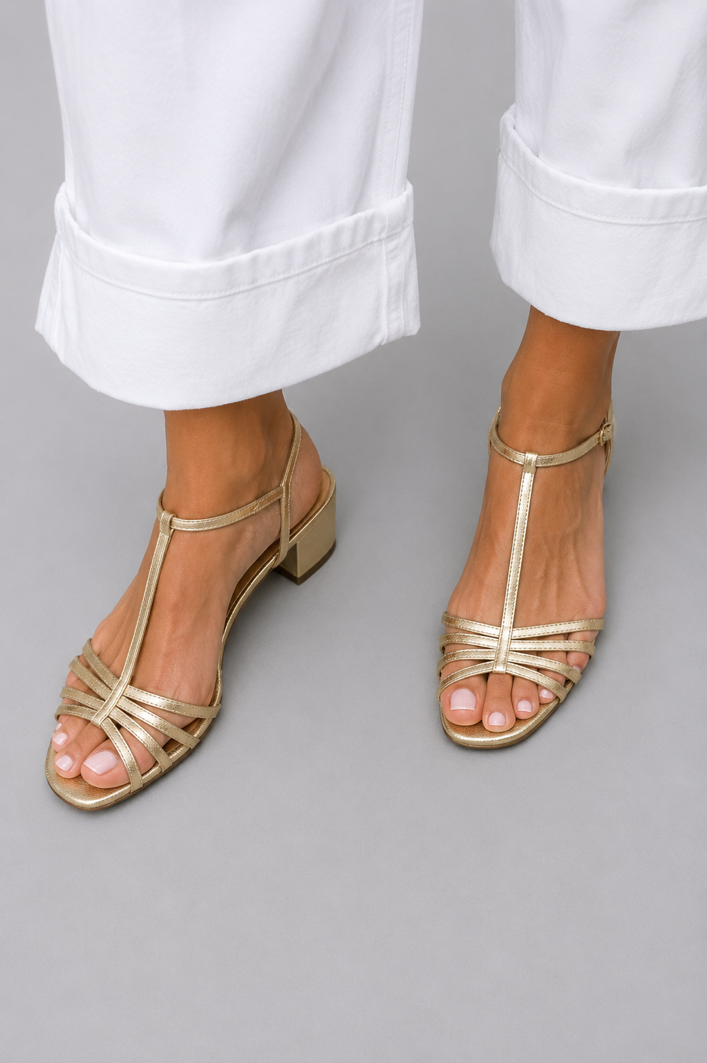 Sandalias de tacón bajo doradas con tiras cruzadas y punta abierta