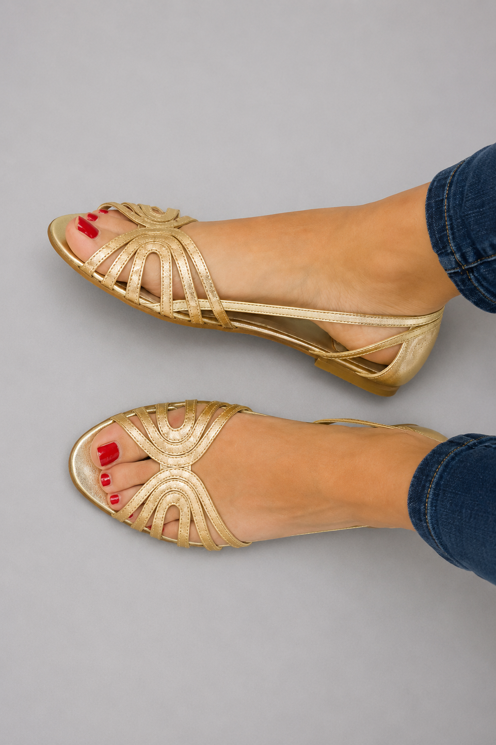 Sandalias planas metalizadas doradas con tiras decorativas y punta abierta