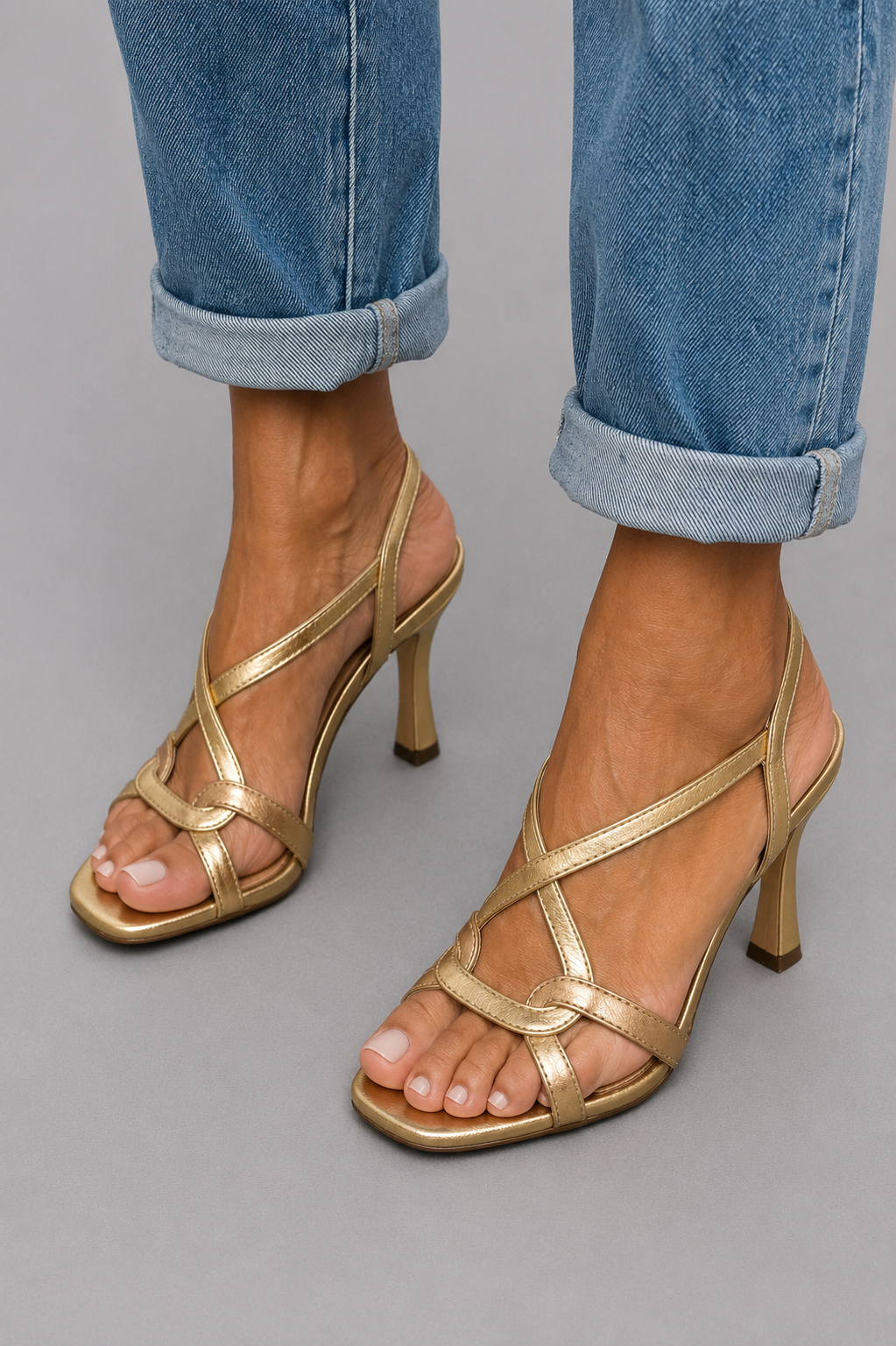 Sandalias de tacón Aurora™ doradas, con tiras cruzadas y punta abierta