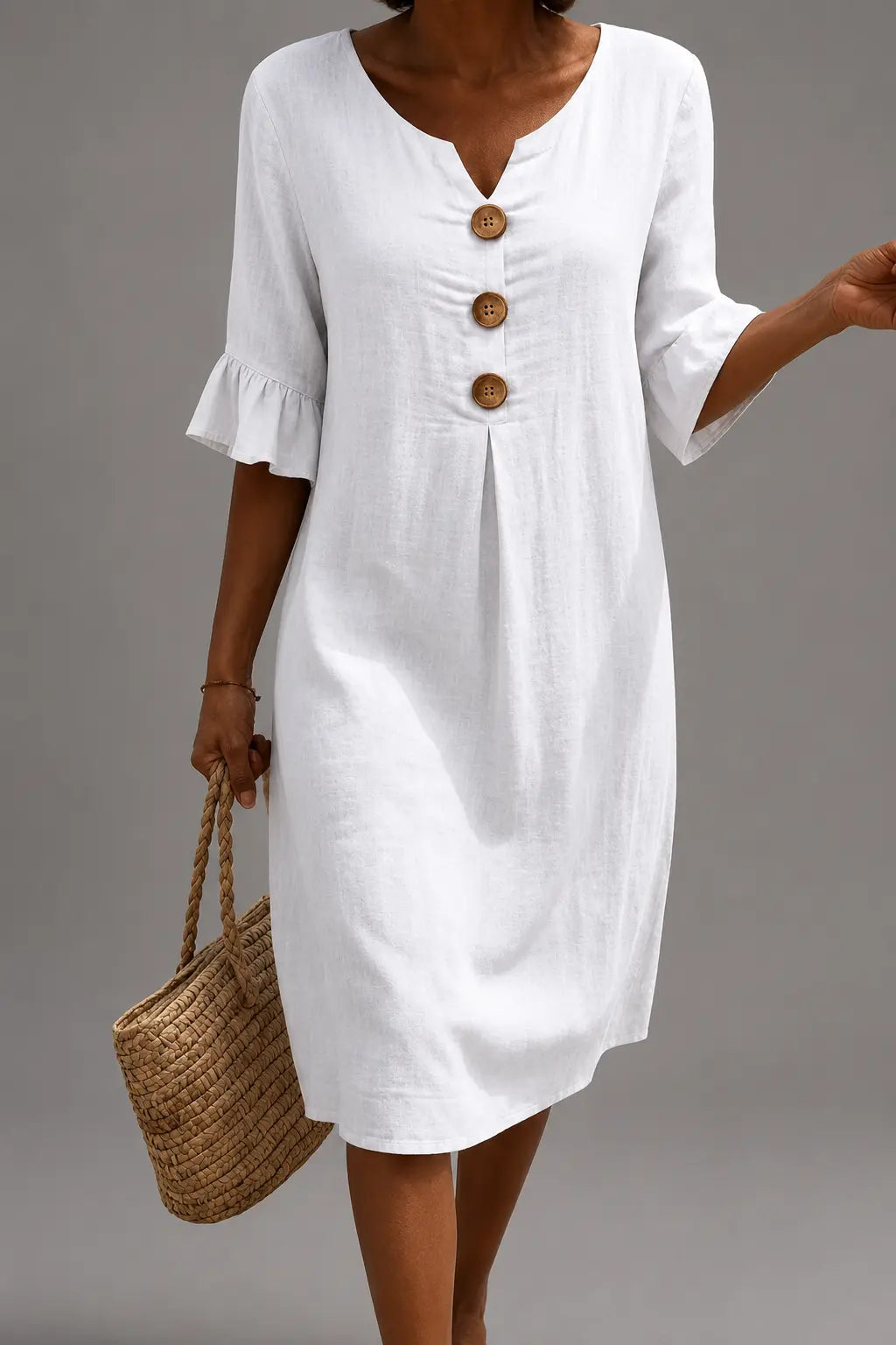 Vestido blanco de mujer con botones de madera y cuello en V, mangas acampanadas