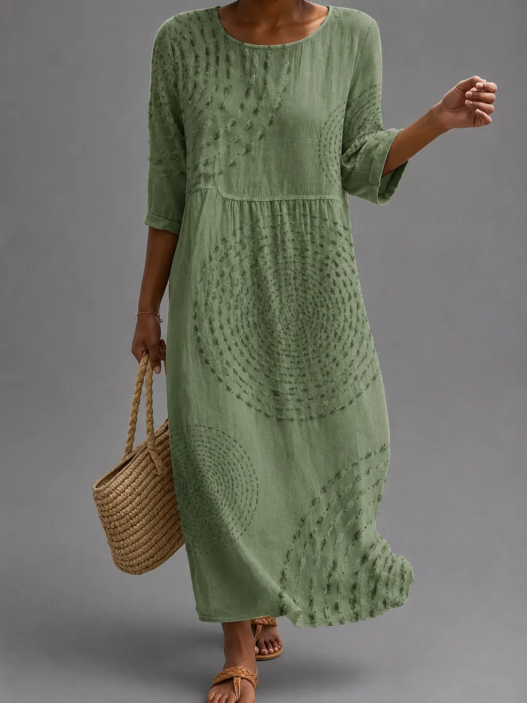 Vestido informal verde con bordado, cuello redondo y mangas 3/4.