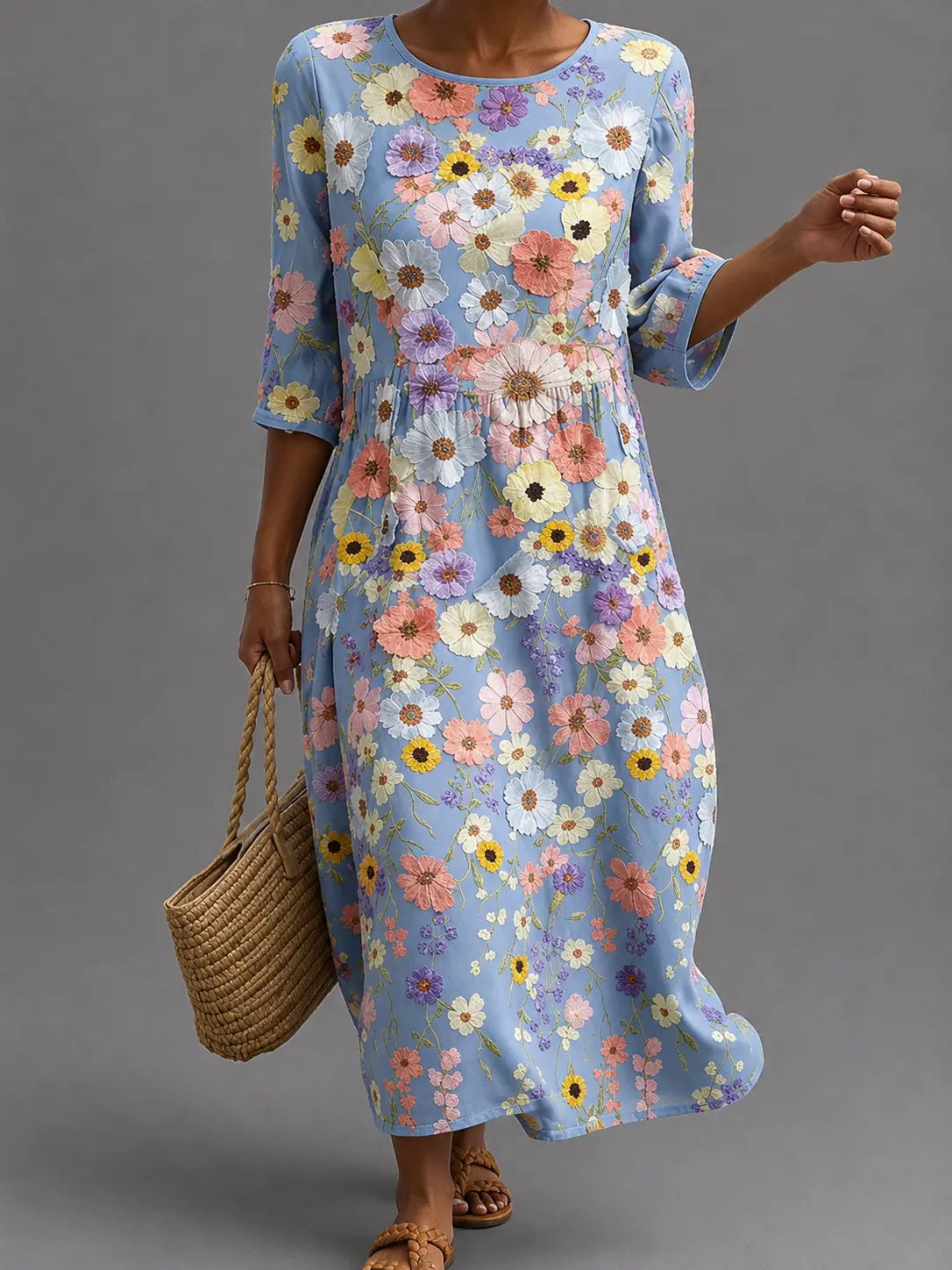 Vestido informal azul claro con estampado floral multicolor, manga 3/4 y cuello redondo.