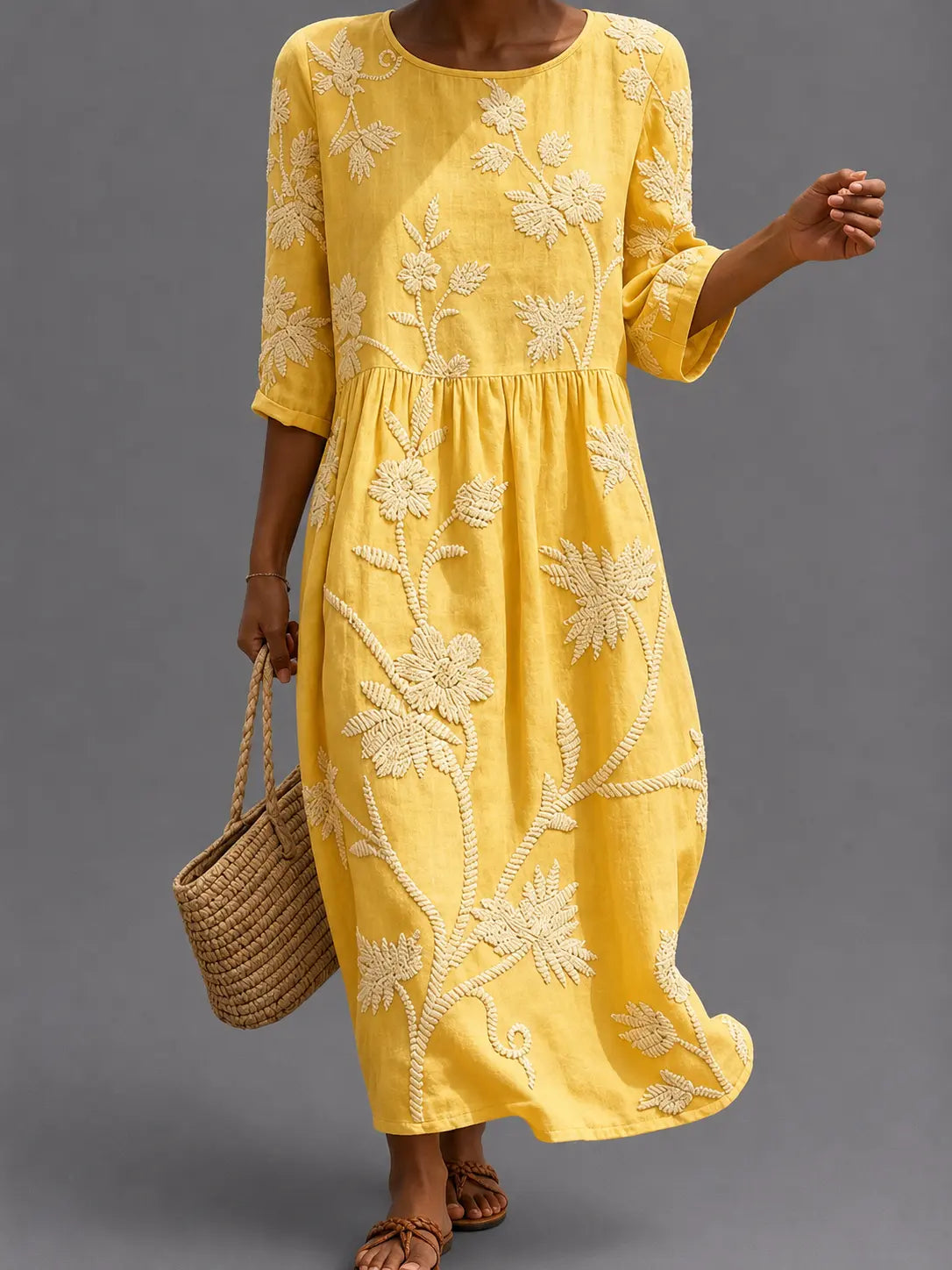 Vestido informal amarillo con estampado floral bordado, manga 3/4 y cintura fruncida.