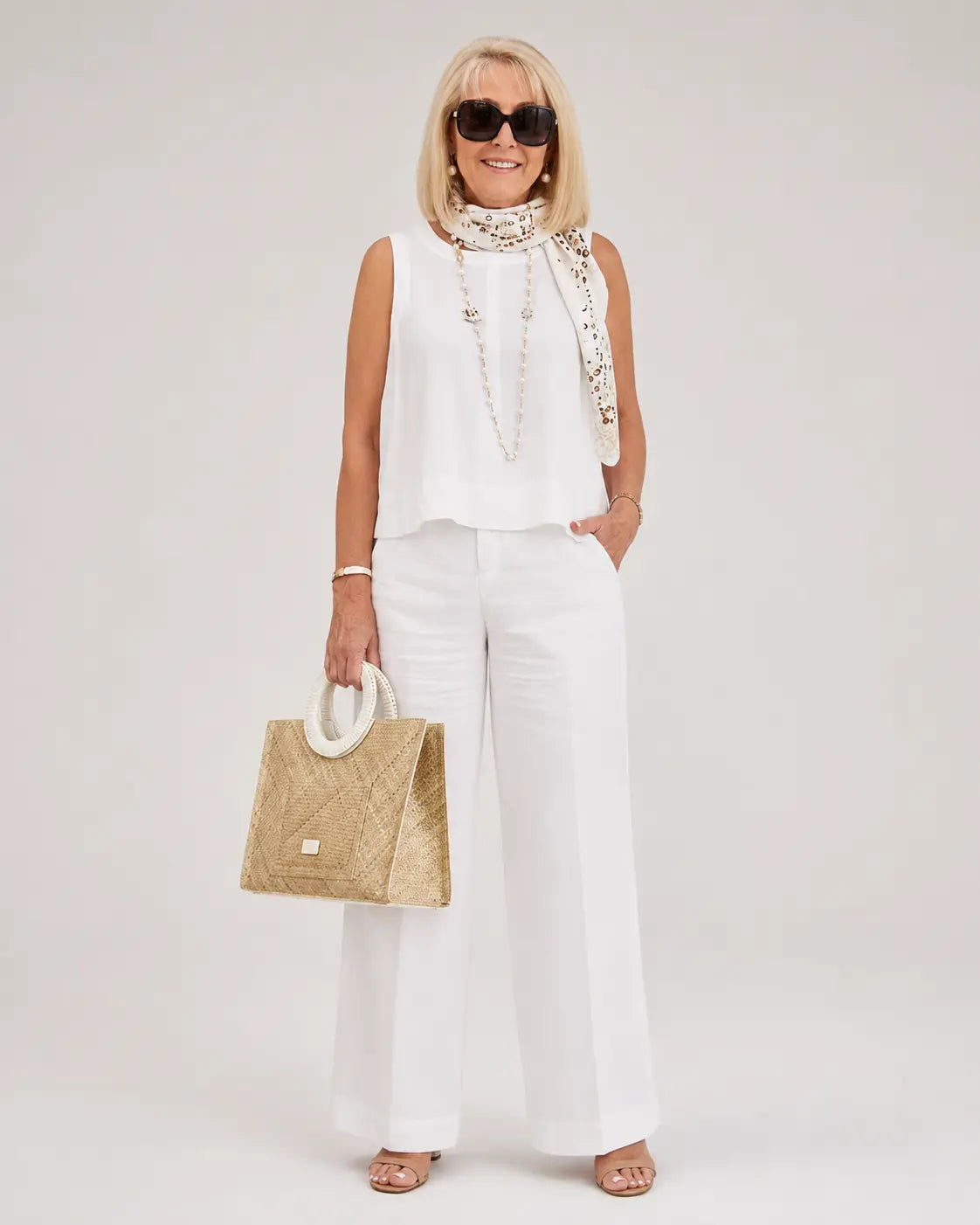 Conjunto blanco: blusa sin mangas con encaje y pantalón ancho de tiro alto