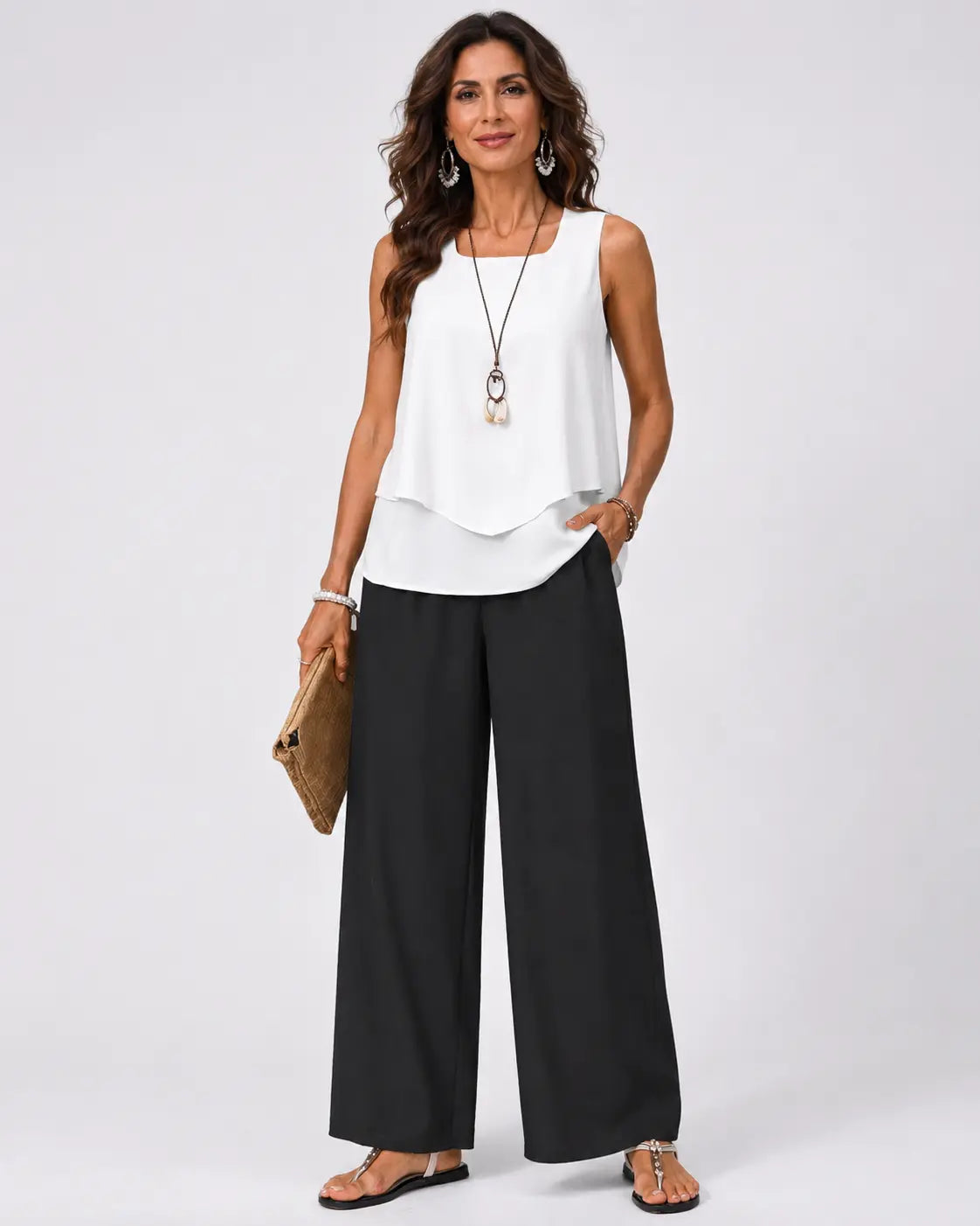 Conjunto bicolor: blusa blanca sin mangas y pantalón negro ancho.
