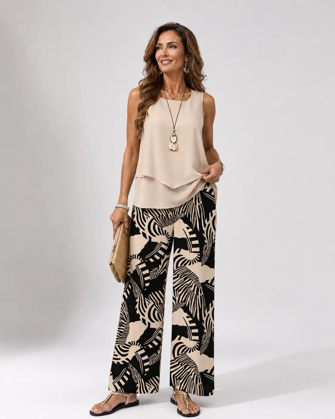 Conjunto de blusa beige sin mangas con dobladillo en capas y pantalón botánico