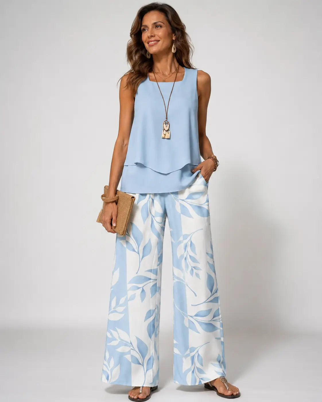 Conjunto azul celeste: blusa sin mangas y pantalón ancho con estampado botánico