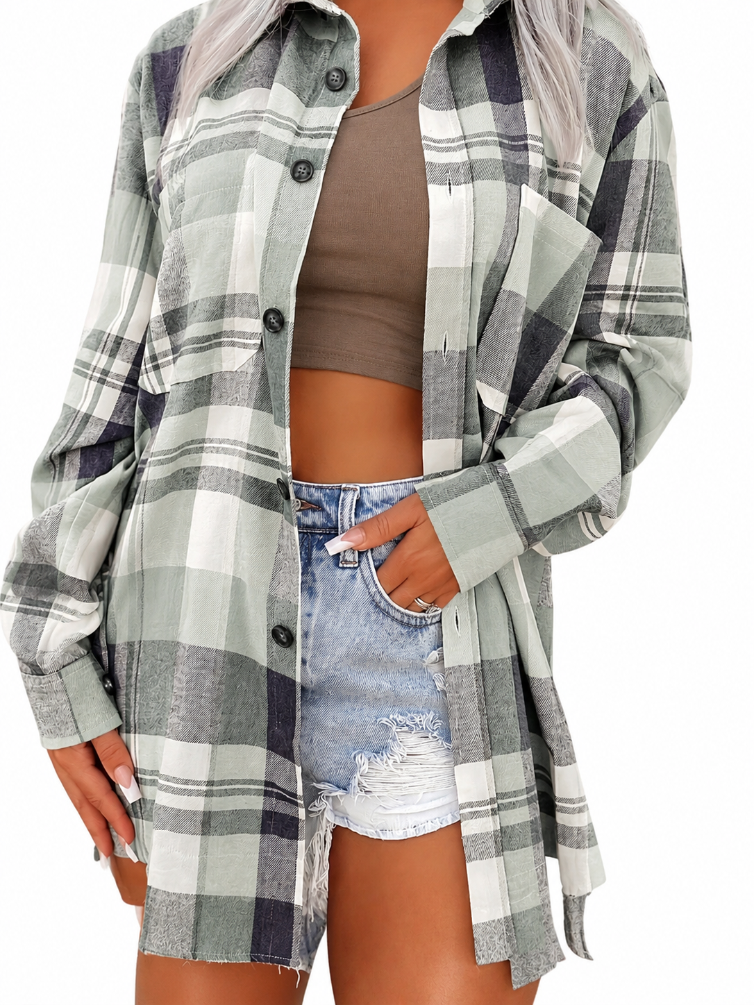 Camisa de cuadros verde gris y blanco con botones frontales y manga larga.