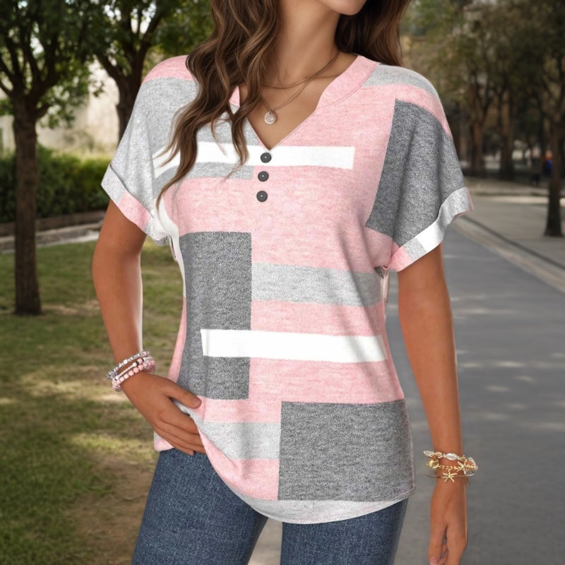 Blusa rosa con escote V, manga corta y botones, bloques geométricos gris y blanco