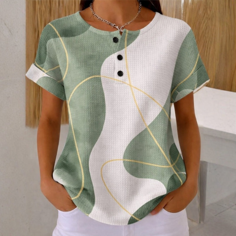 Blusa casual verde y blanca con botones al frente y bloques abstractos con líneas amarillas