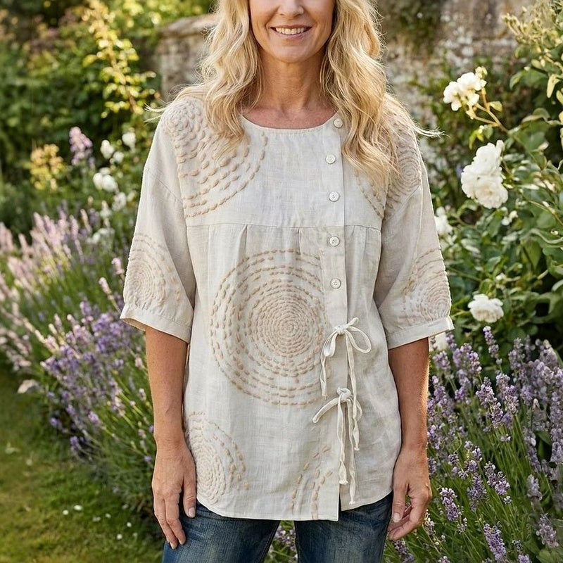 Blusa vintage beige con botones, estampado artesanal circular y cordón doble ajustable
