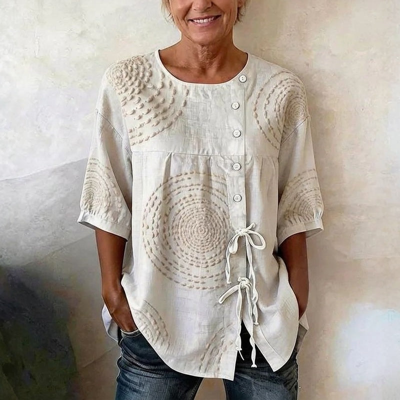 Blusa vintage beige con botones, estampado artesanal circular y cordón fruncido en el bajo