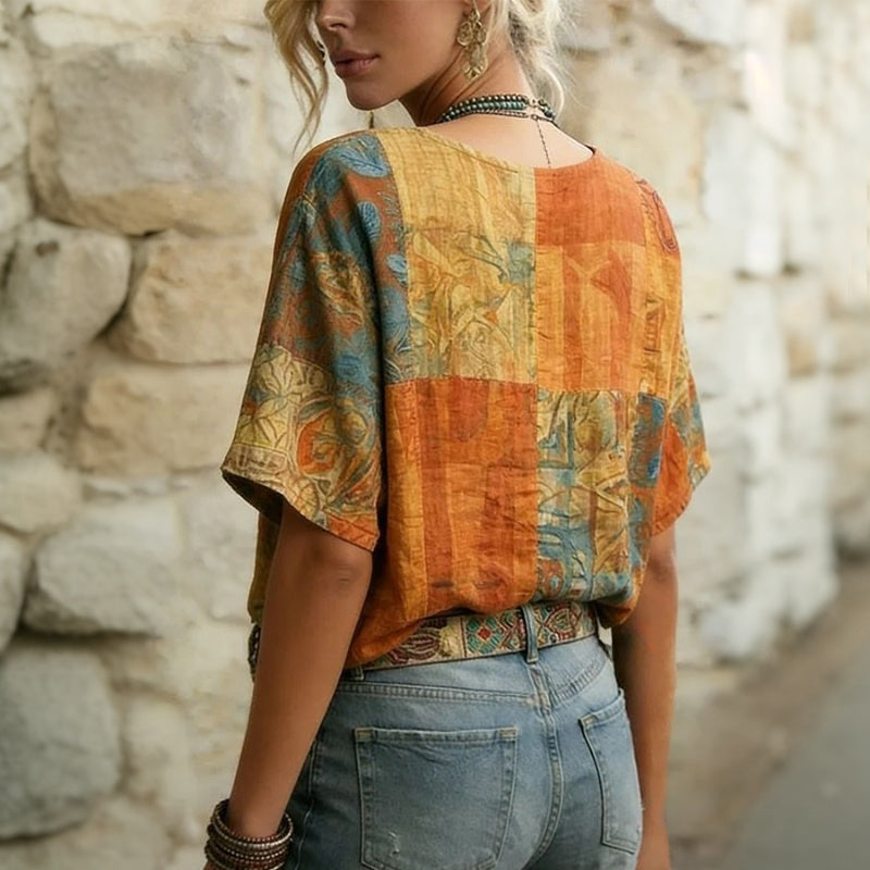 Blusa vintage Adriana™ multicolor con estampado de libélulas, espalda con patrón patchwork