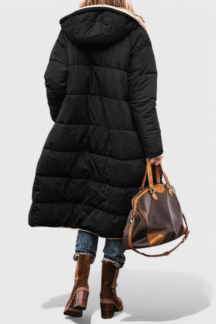 Abrigo acolchado con capucha negro, diseño acolchado en paneles y largo hasta la rodilla
