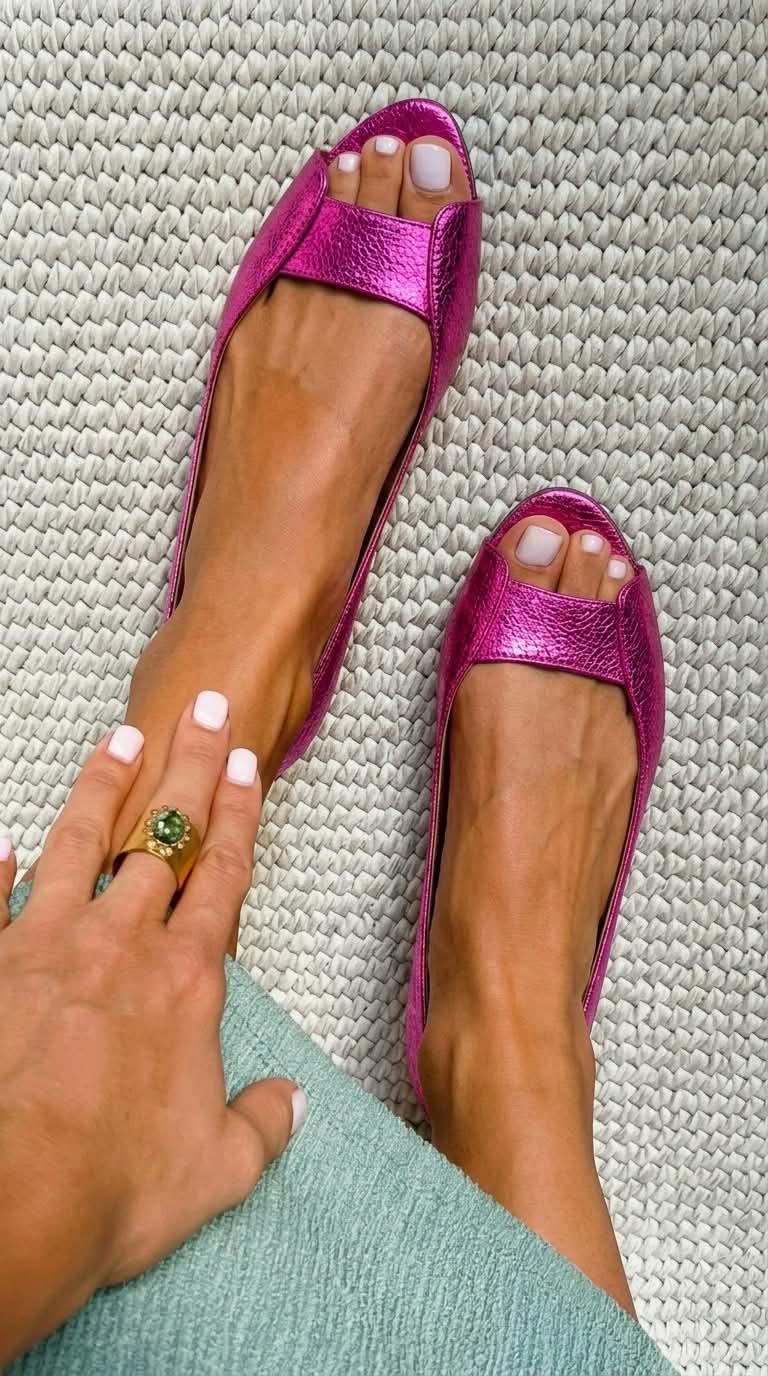 Sandalias planas metalizadas rosa fucsia con tira cruzada y dedo descubiertos
