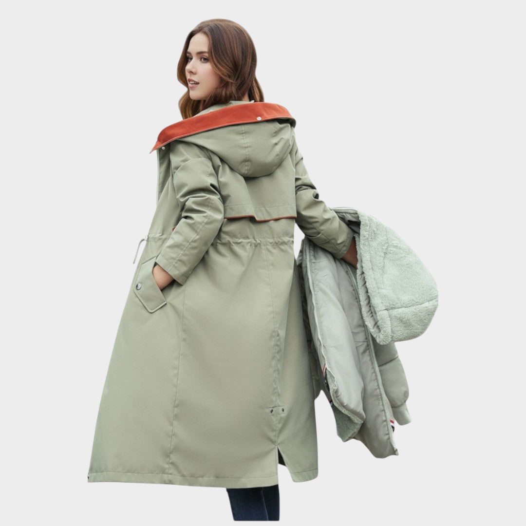Chaqueta de otoño verde claro con capucha y ribete naranja, vista trasera