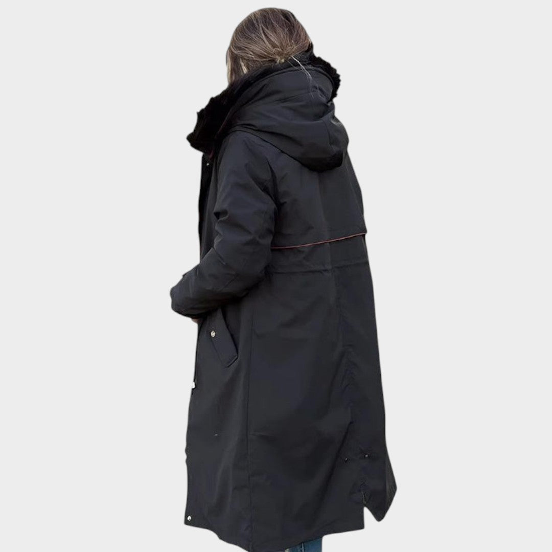 Parka negra larga con capucha de pelo, vista trasera y bolsillos laterales