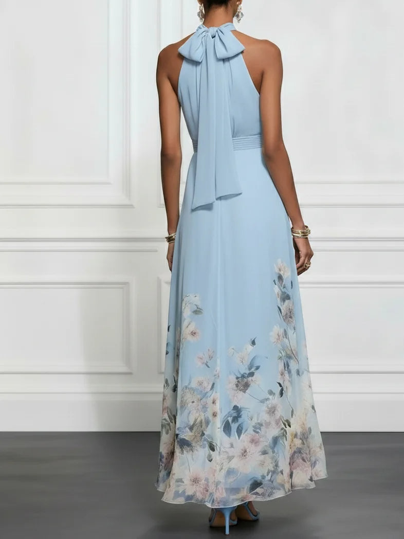 Vestido maxi azul claro sin mangas con lazo en la espalda y falda con flores estampadas