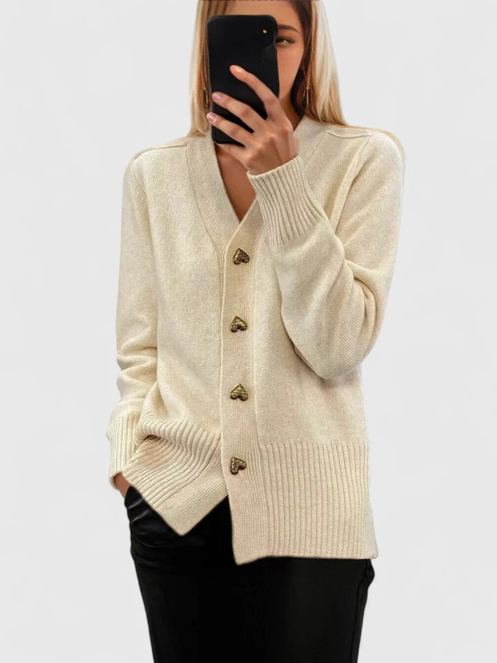 Cárdigan beige de punto con botones metálicos dorados y puños acanalados