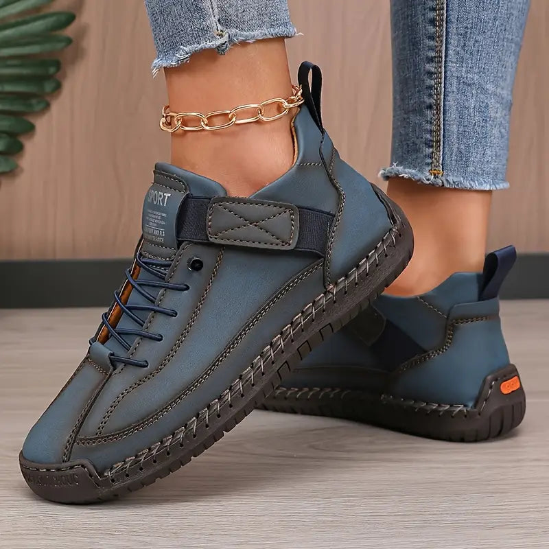 Zapatilla cómoda con soporte azul, cordones y suela de goma con costuras