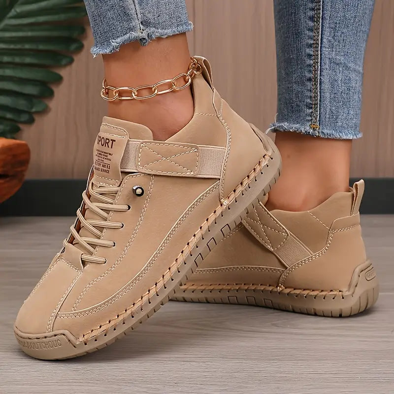 Zapatilla cómoda con soporte beige, cordones y suela de goma con costuras
