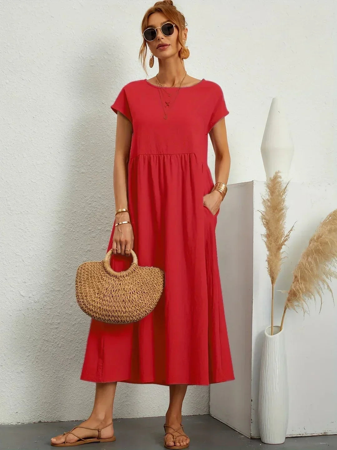 Vestido midi fluido rojo con cuello redondo, mangas cortas y falda entallada en cintura