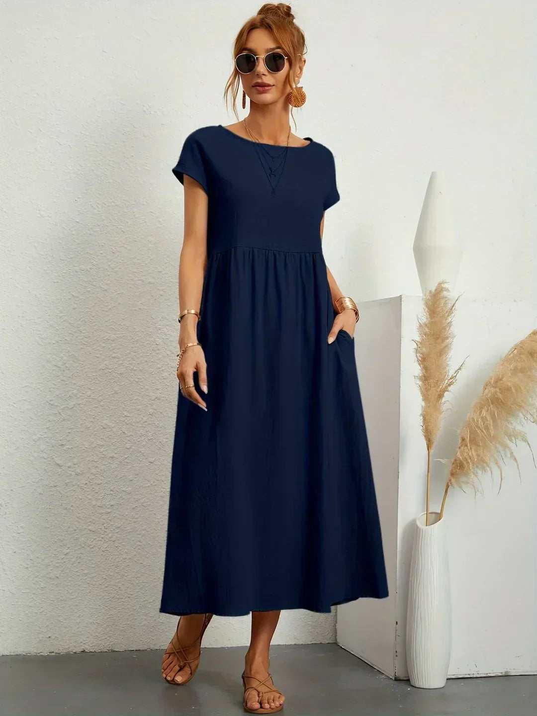 Vestido midi fluido azul marino de manga corta con falda fruncida y caída suelta