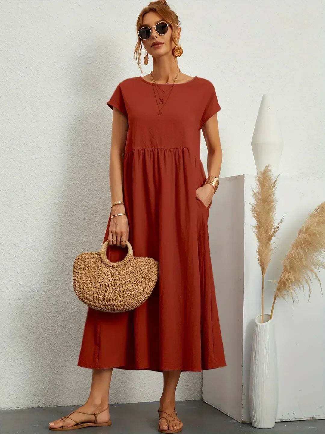 Vestido midi fluido marrón/cobre con manga corta y falda fruncida en la cintura