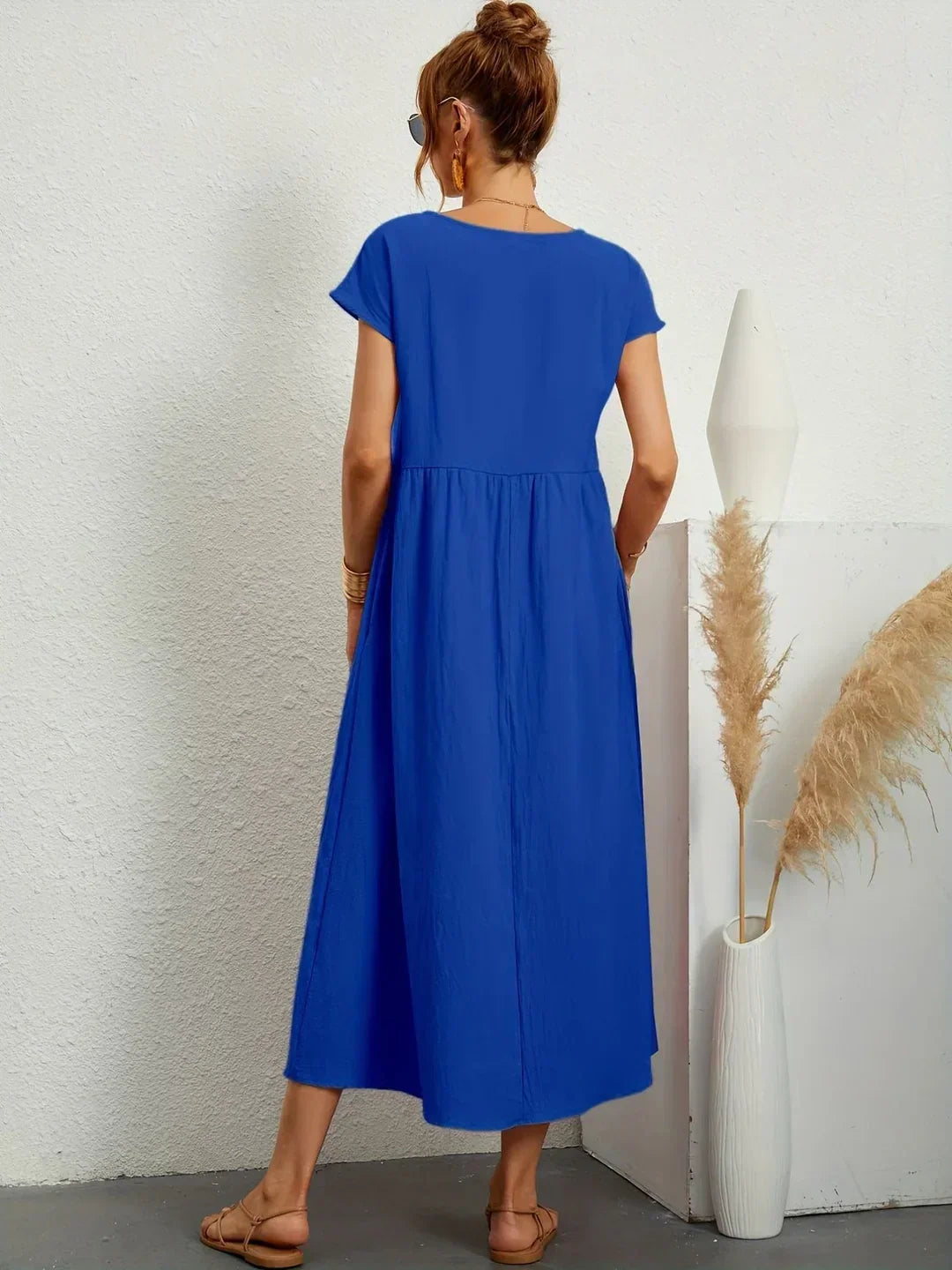 Vestido midi fluido azul con cuello redondo, mangas cortas y cintura fruncida