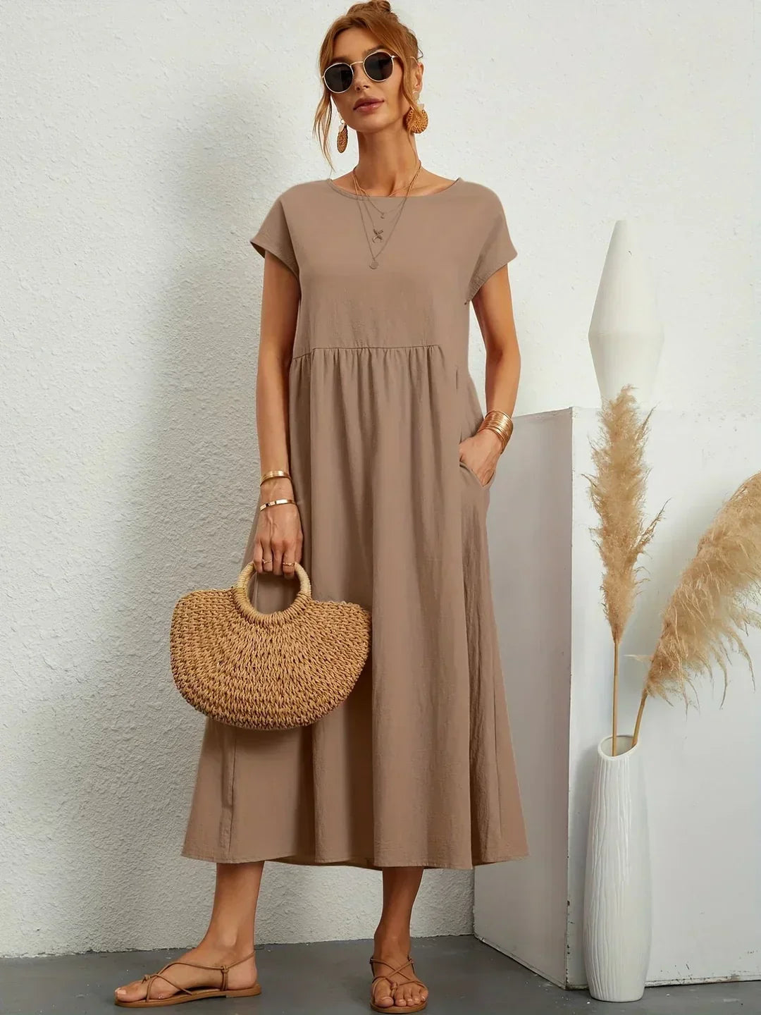 Vestido midi fluido color kaki claro con manga corta y falda fruncida a la cintura