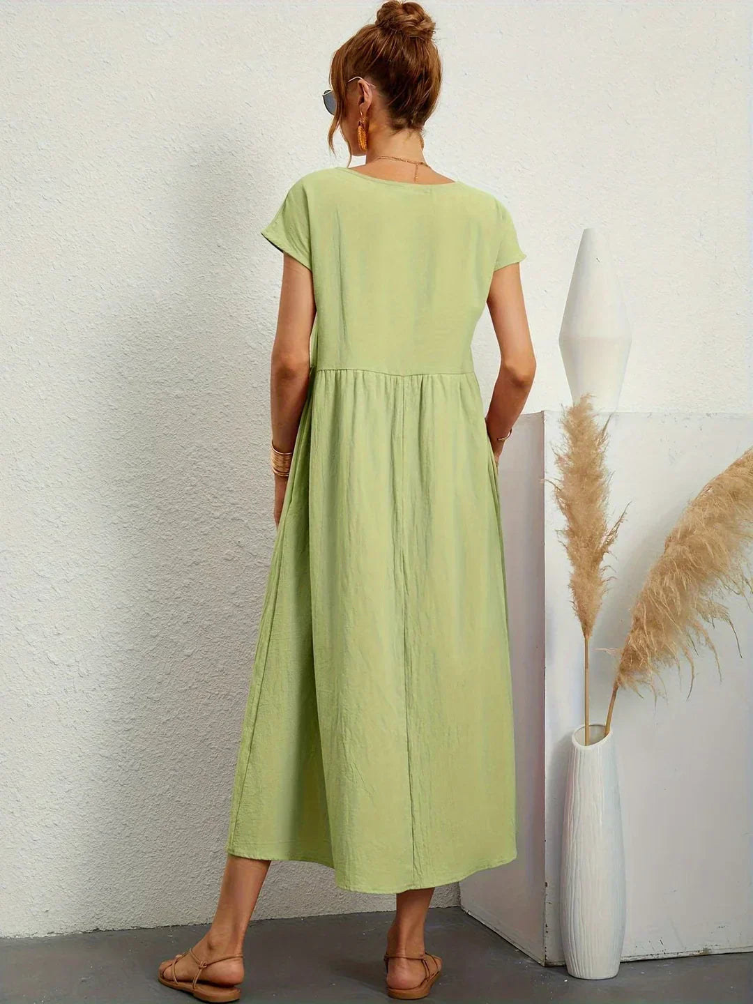 Vestido midi fluido verde menta, parte trasera con vuelo y manga corta