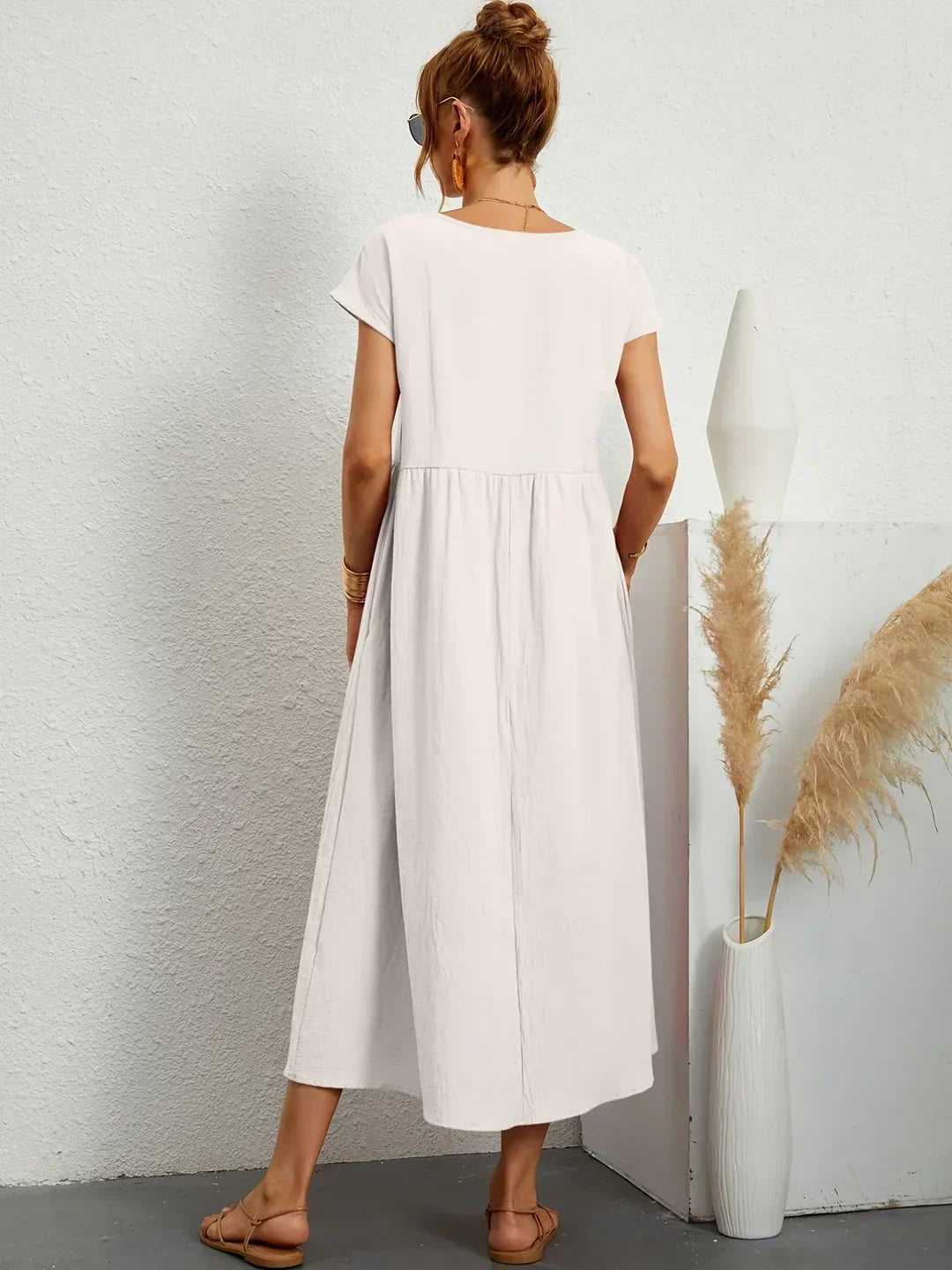 Vestido midi fluido blanco, manga corta y escote redondo, cintura fruncida