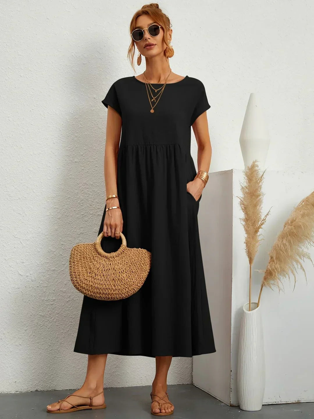 Vestido midi fluido negro con manga corta y falda fruncida en la cintura