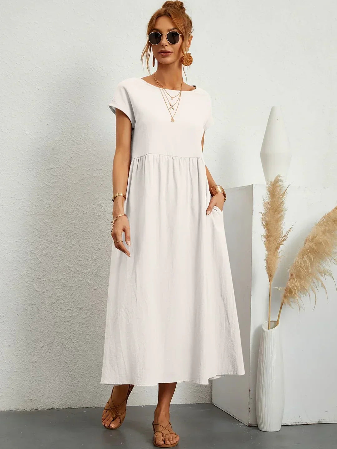 Vestido midi fluido blanco con falda amplia y manga corta, escote redondo