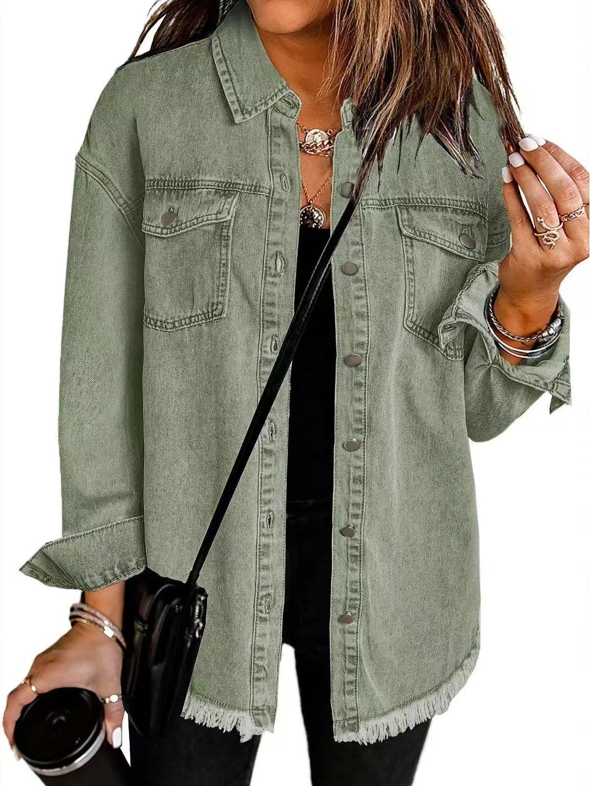 Chaqueta de mezclilla verde oliva con botones, bolsillos y dobladillo con flecos