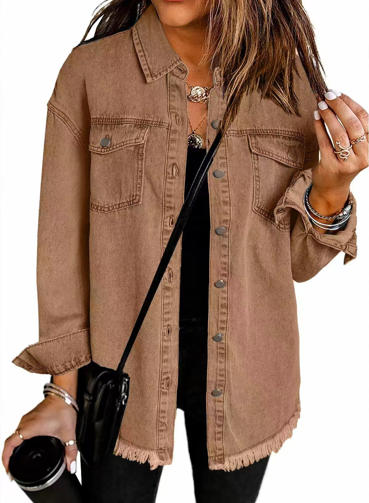 Chaqueta de mezclilla marrón con botones, bolsillos y dobladillo con flecos