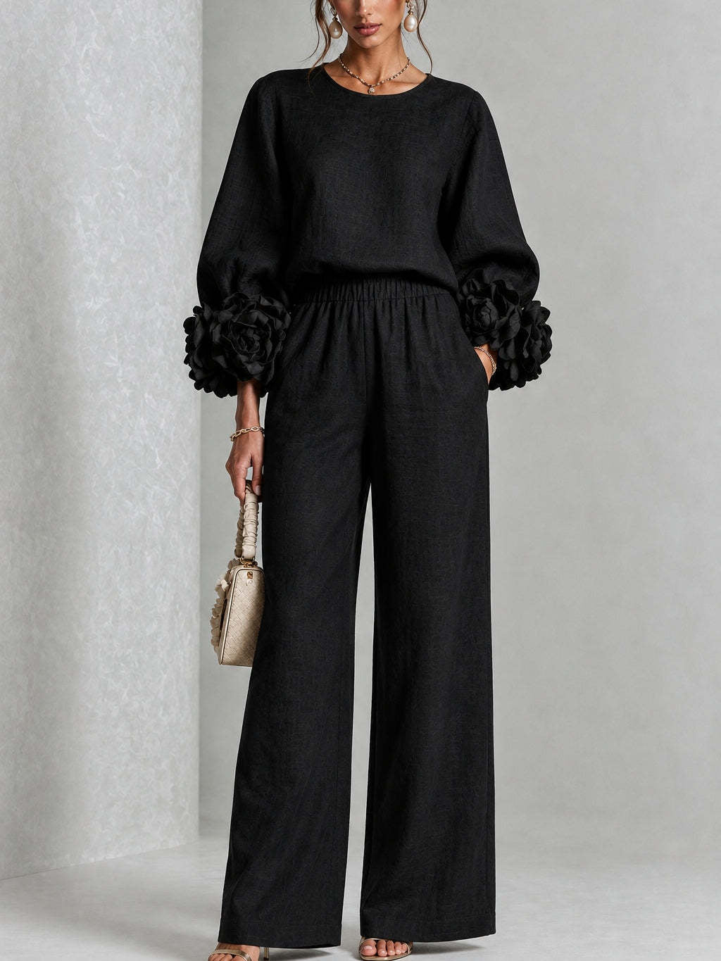 Conjunto negro de blusa suelta y pantalón ancho con puños florales abullonados