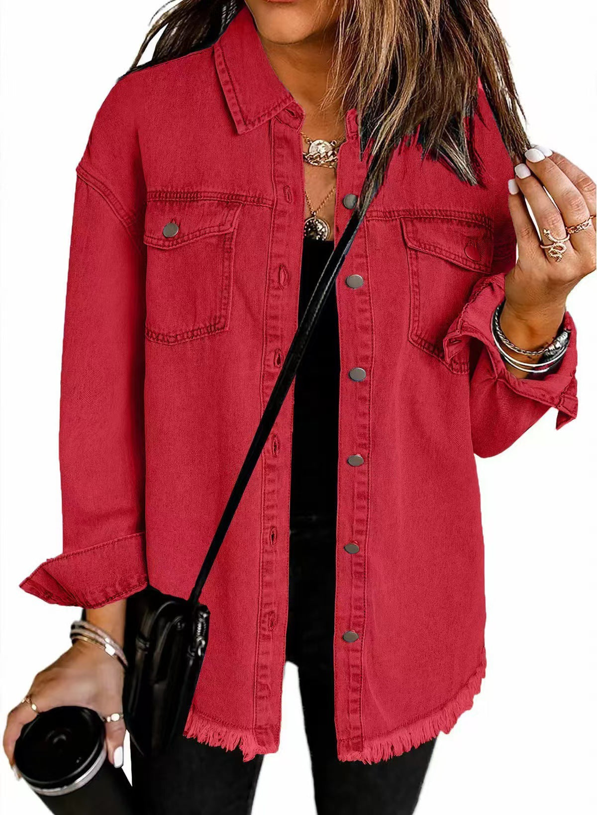Chaqueta de mezclilla roja con botones, bolsillos y dobladillo con flecos