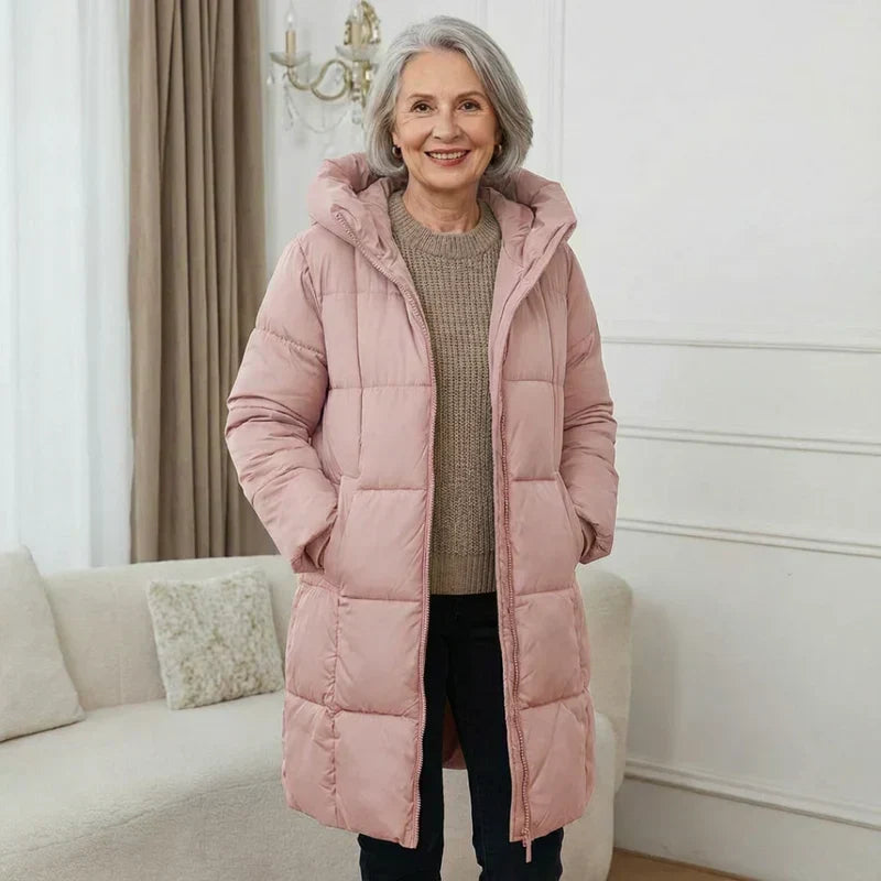 Chaqueta acolchada con capucha rosa, cierre frontal y bolsillos laterales.